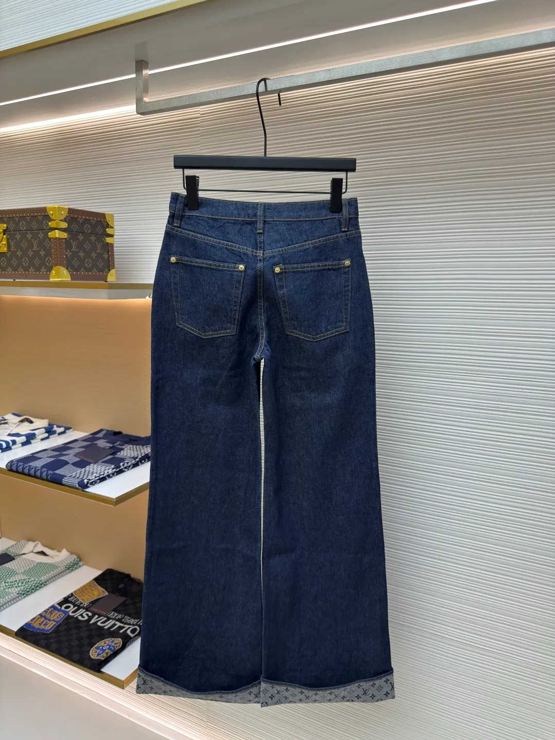 LOUIS VUITTON Dark blue logo cuffed denim trousers [Women's clothing] ●Authentic product: Purchased and developed for 12999 ●Item number: 1680064-A75 ●Material: Denim denim fabric ●Technology: Made on positioning cutting machine ●Version: Fitted version ●Weight: about 735 grams ●Size: 34-36-38 ●Description: This mini shorts is cut with seasonal deep-washed denim to create a neat straight fit. Contrasting topstitching outlines the classic structural lines, and the cuffed trousers reveal the Monogram printed lining, upgrading your daily look. The overall wiring is straight and delicate, the fabric is comfortable and soft, and the color is consistent without color difference. It can be matched with the same style to create a fashionable look and control various occasions. Customized accessories, complete with three standards, same style for men and women!